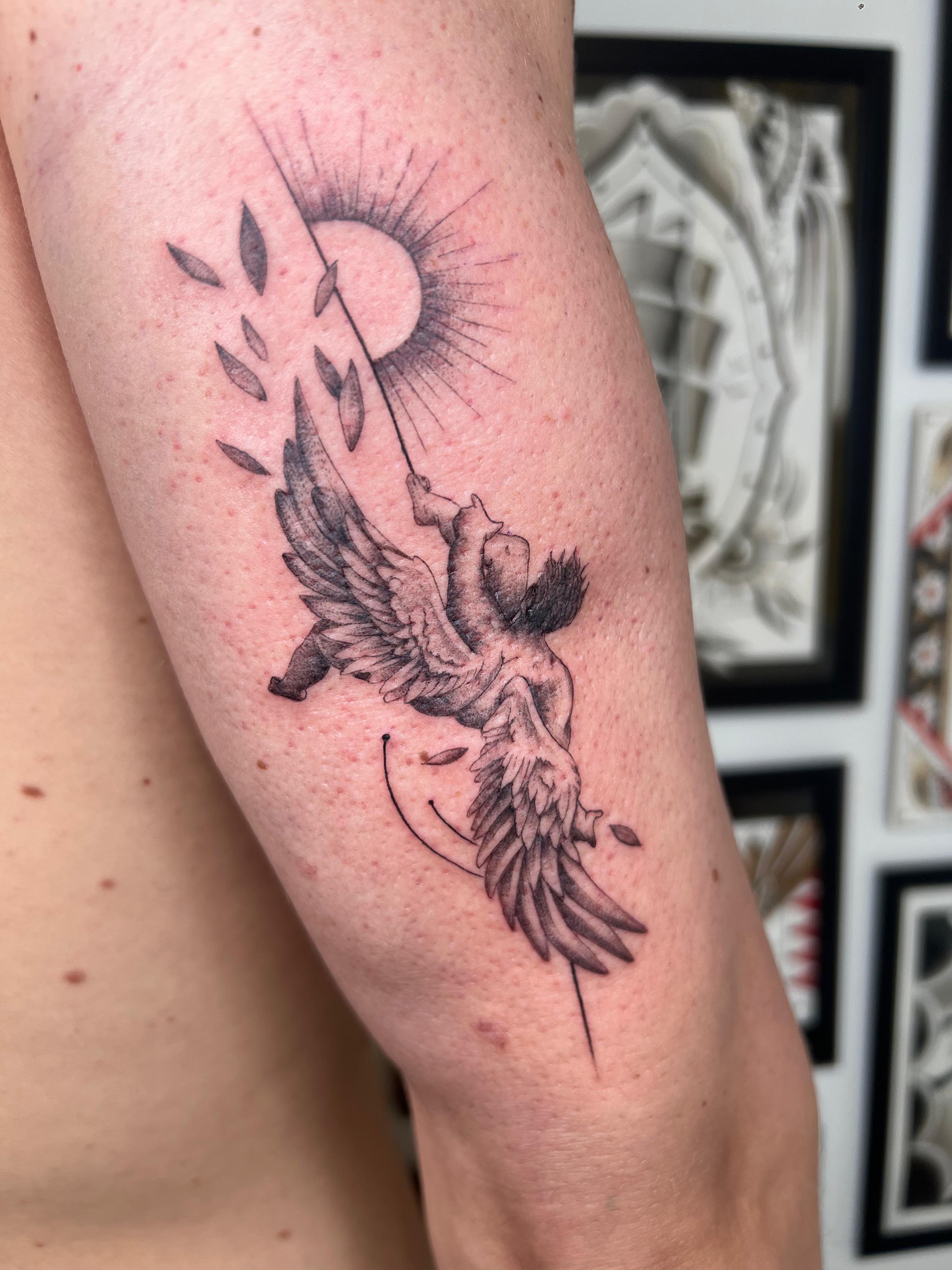 Tatuaggio con rondine e luna